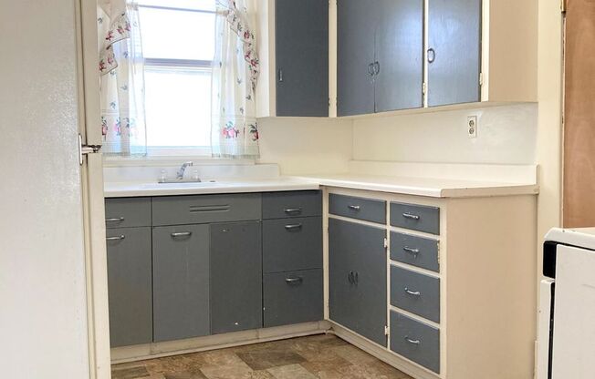 1 bed, 1 bath, $500, Unit 128 E 5th