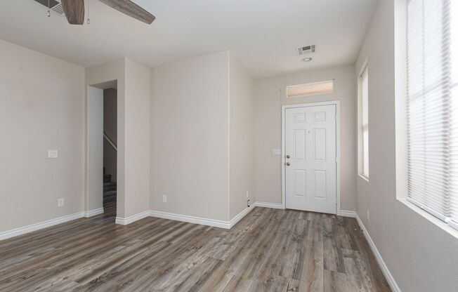 Recently renovated 4br home in neighborhood with pool and playground