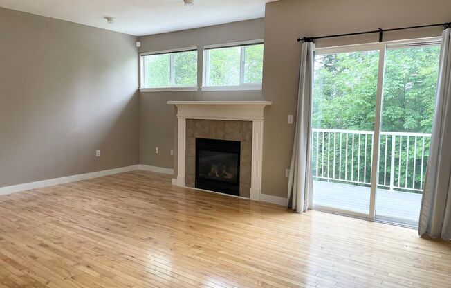 Spacious 2 Bed 2.5 Bath Townhome Style Condo in Renton
