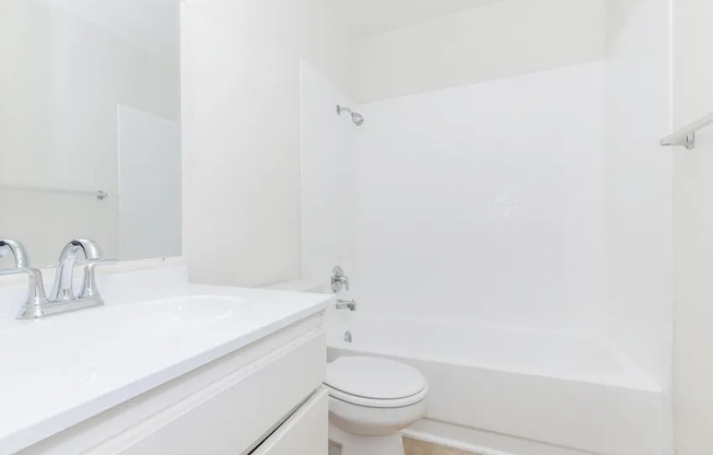 Studio, 1 bath, 430 sqft, $1,050, Unit 29