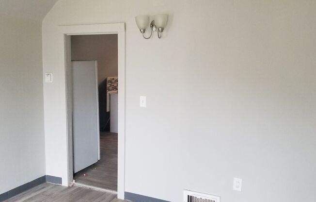 1 bed, 1 bath, 500 sqft, $650, Unit 3515 West 50th Up