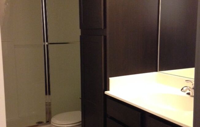 1 bed, 1 bath, 608 sqft, $1,160, Unit 909