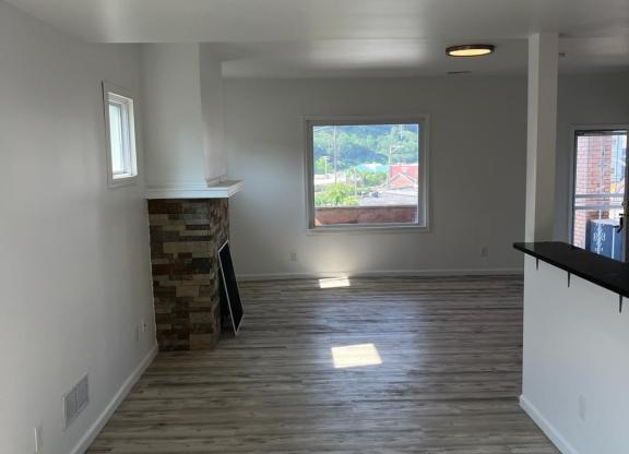 712 MARY ST