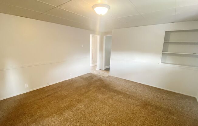 3 beds, 1 bath, $975, Unit Unit 2