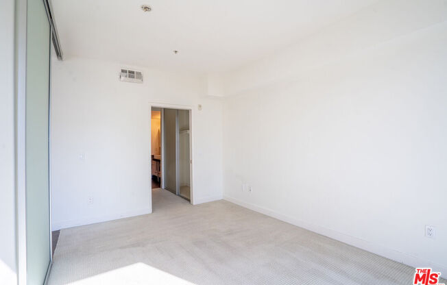 2 beds, 2 baths, 960 sqft, $3,200, Unit 517