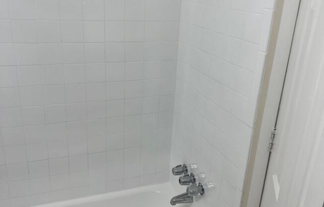 2 beds, 1 bath, 800 sqft, $1,700, Unit 2502-204