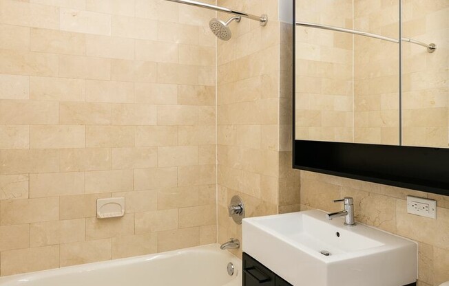 1 bed, 1 bath, 690 sqft, $4,760, Unit 1017