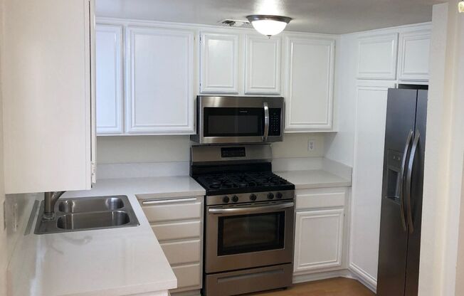 2 BED, 2.5 BATH TOWNHOUSE UNIT * NORTH GLENDALE * WASHER DRYER