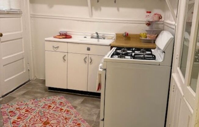 1 bed, 1 bath, 750 sqft, $1,325, Unit 218-7