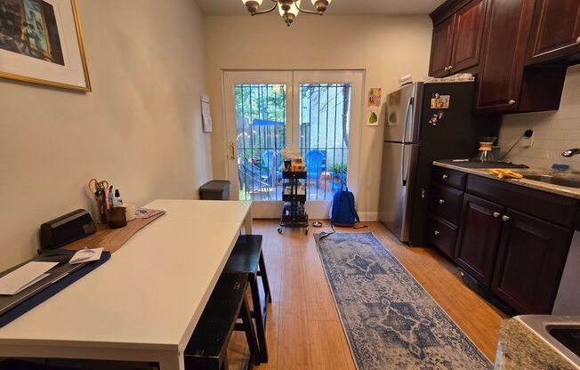 DELIGHTFUL 2 BEDROOM QUEEN VILLAGE TOWNHOUSE