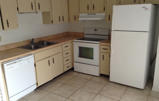 Convenient 2 Bedroom Townhome Near UCF & Full Sail – Available Now!