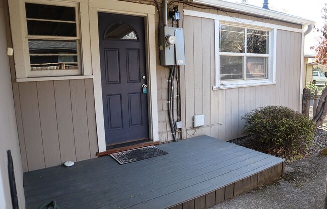 Charming 1 Bedroom Cottage in the Heights for Rent - 7606 1/2 SE Maple Ave