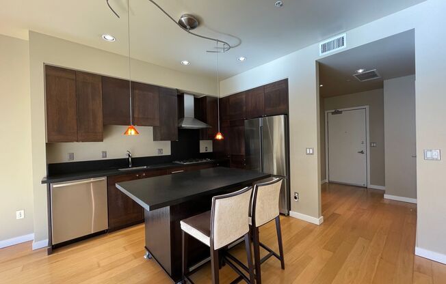 1 Bed  1 Bath Condo-The Strand Condominium High-rise- Views of the Willamette River! AC, Washer/Dryer Parking INCLUDED!