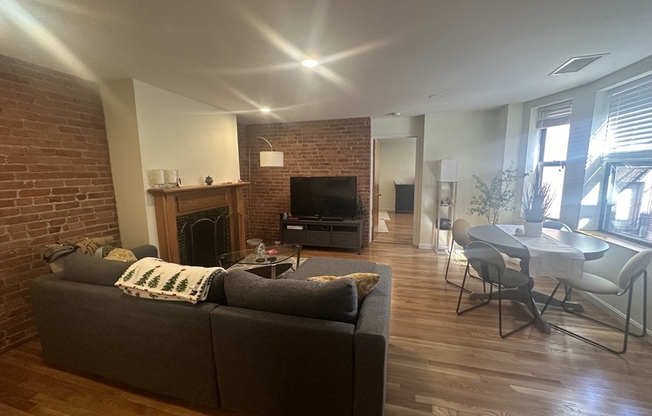 87 GAINSBOROUGH ST