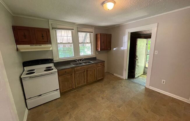 Freshly painted 2 bedroom 1 bath house- Pet Friendly!