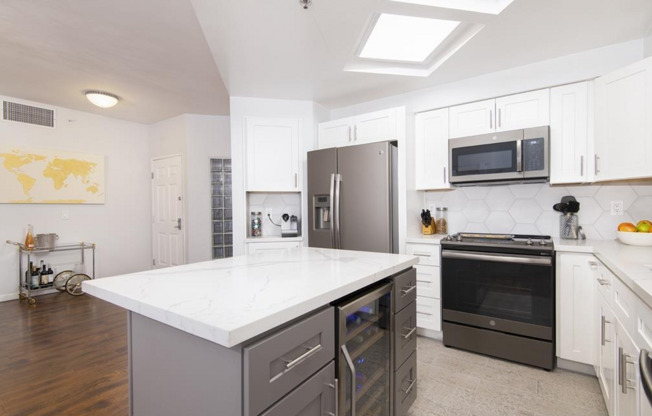 2BR/2BA Downtown Marina District Condo - Gated Community, In-Unit Laundry, Assigned Parking, and Pet Friendly!