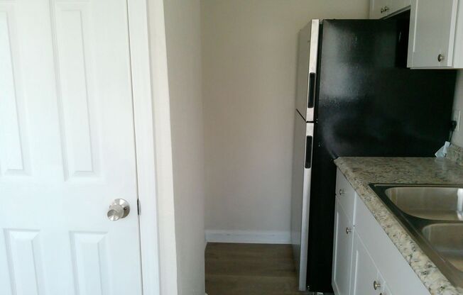 2 beds, 1 bath, $895, Unit # 4 SECTION 8