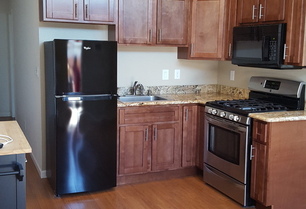Serene 1 BR/1BA Detached ADU near Dublin's Shamrock Village, Easy Commuter Access to 680/580 Fwy! Freshly Painted Exterior