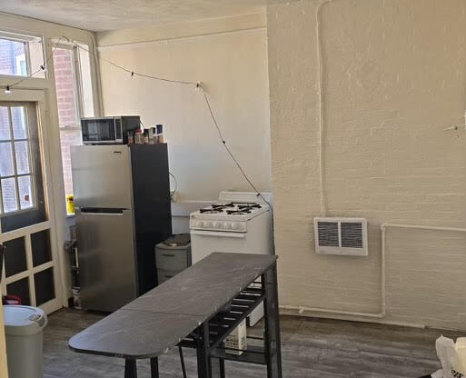 2 beds, 1 bath, $3,400, Unit 5F