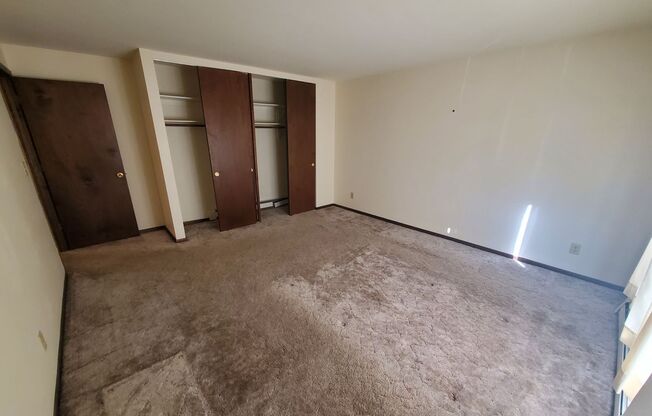 2 beds, 1 bath, $1,125, Unit 33