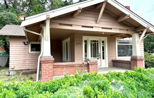 Historic Milwaukie 3 bedroom bungalow with Hardwood and fully fenced yard