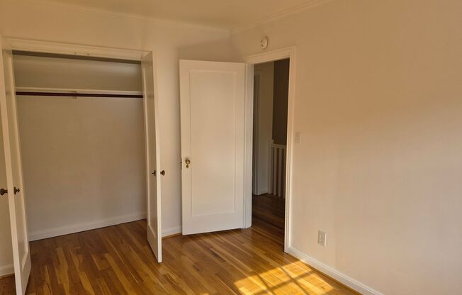 2 beds, 1 bath, 901 sqft, $1,990, Unit 07