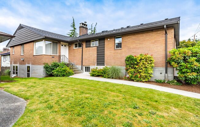 Charming Ballard  Daylight One Bedroom Plus Den