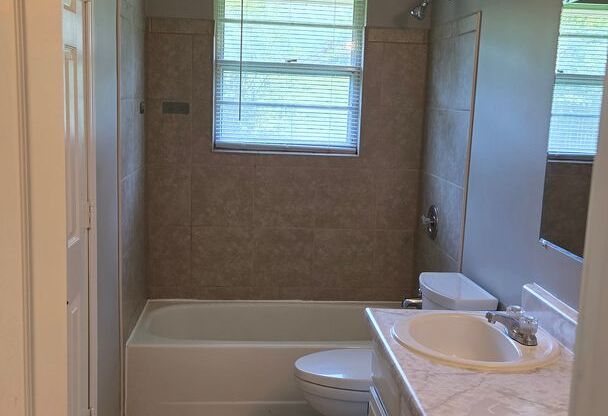 2 beds, 1 bath, 1,300 sqft, $1,679, Unit 7006 N Chas
