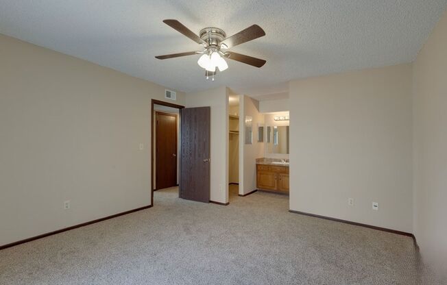 2 beds, 2 baths, 1,140 sqft, $950, Unit 402-8901