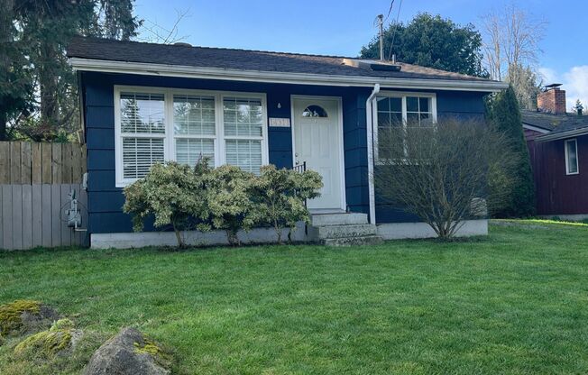 Charming and bright 3 bedroom in Haller Lake