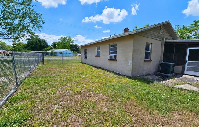 3 Bedroom, 2 Bath Single-Family house with a HUGE backyard in Lakeland!