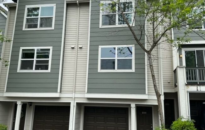 Beautifully Updated Large 2bd Townhome in Lynnwood!