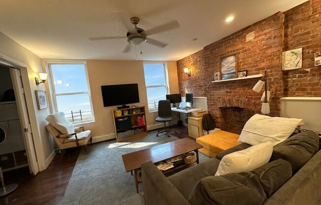374 VAN BRUNT ST