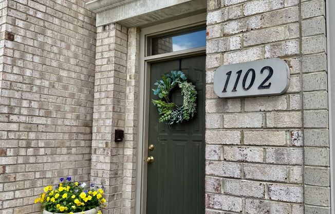 3BD/2.5BA Brick Townhouse in Chancellors Walk! New Flooring & New Paint Throughout!