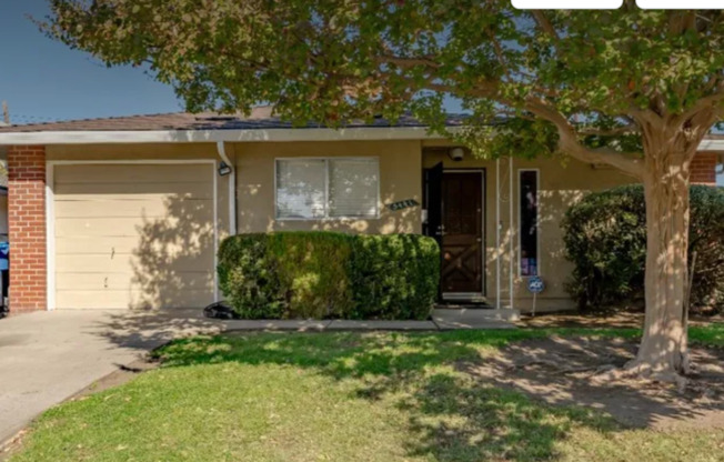 Adorable 2/1 Half-Plex w/Garage!  MUST SEE!!  Please read entire ad for viewings