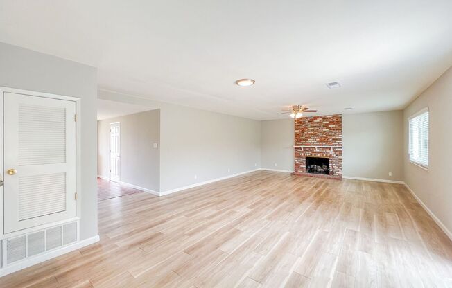 Santa Ana - Gorgeous Interior Remodel 4 bed 2 bath House - Central Air - 2 Car Garage!