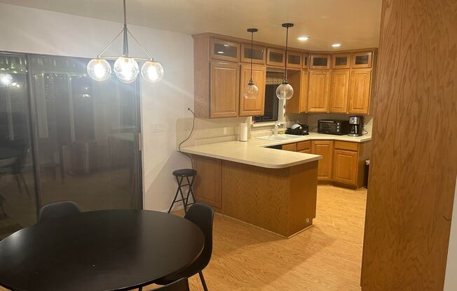 1 bed, 1 bath, 350 sqft, $950, Unit Upstairs