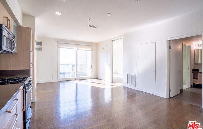 2 beds, 2 baths, 960 sqft, $3,200, Unit 517