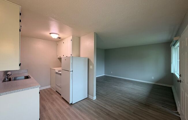 2 beds, 1 bath, 639 sqft, $1,299, Unit 11