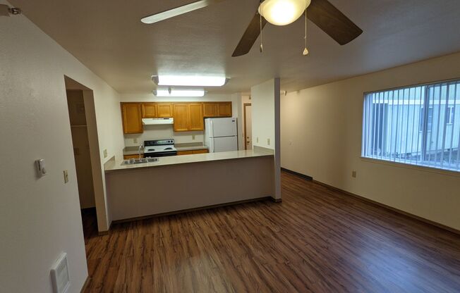 2 beds, 1 bath, 750 sqft, $1,395, Unit 33