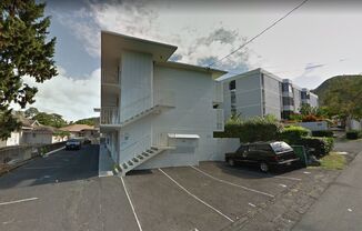 Centrally Located 1-Bedroom Walk-Up Apartment– Minutes to Downtown & Queens Hospital