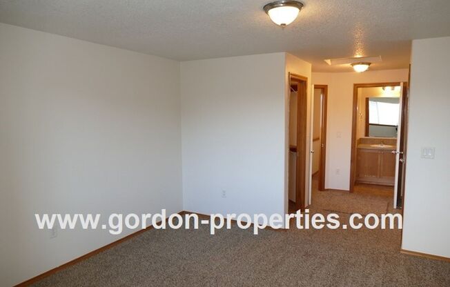 3 beds, 2.5 baths, $1,950, Unit 8032