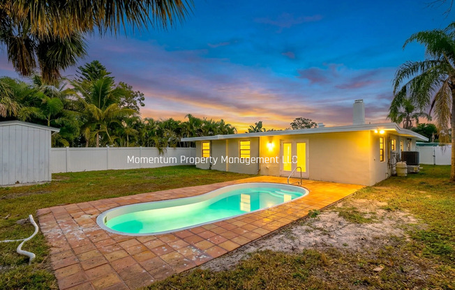 Gorgeous 4 Bedroom in Dunedin! Full Upgraded w/ a Pool!! AVAILABLE FOR IMMEDIATE MOVE IN!!