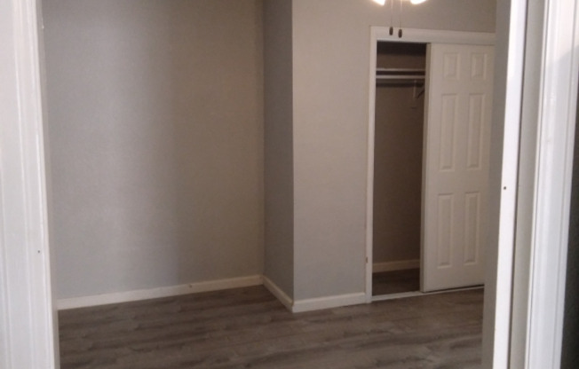 1004 1/2 Elm St