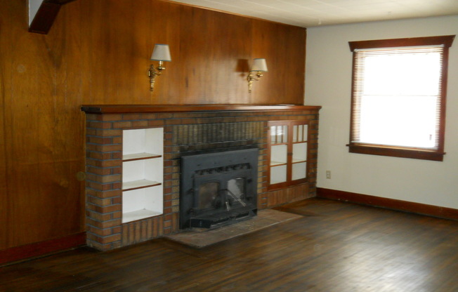 3 beds, 1 bath, $1,250