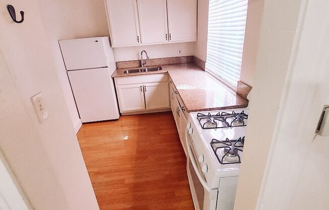 Studio, 1 bath, 450 sqft, $1,400, Unit 04