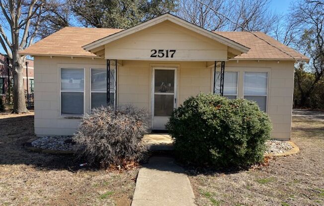 Cozy 2 bedroom 1 bathroom house on Ft. Worth Dr.