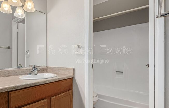 2 beds, 2 baths, 864 sqft, $1,450, Unit F202