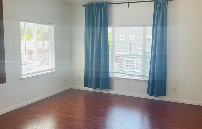Beautiful North Davis 2bed/2 bath Upstairs Condo