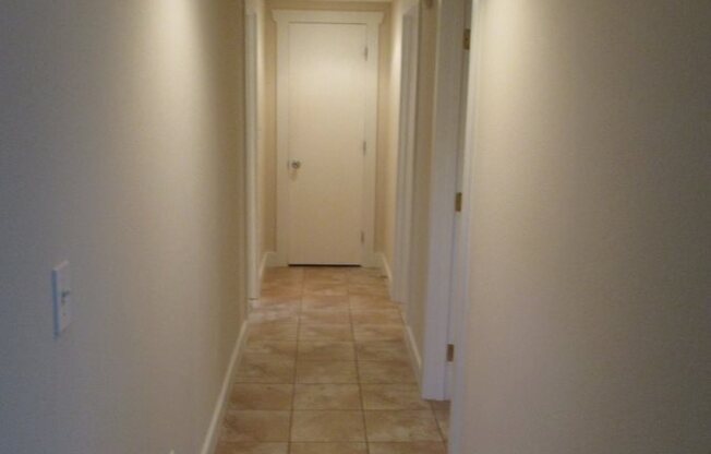 2 beds, 1 bath, $1,100, Unit 4